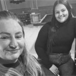 Mãe e filha morrem após carro capotar e cair em córrego em MT