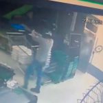 Vídeo flagra mascarado em mercado tentando matar morador de rua; veja