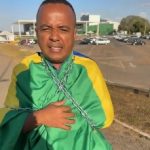 Vereador de MT se acorrenta à bandeira do Brasil na frente do STF; veja vídeo