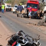 Acidente entre carretas, carro e motocicleta deixa mortos na BR-163