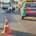 Motorista embriagado atropela idoso, capota veículo e é liberado: veja vídeo