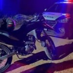 Menino de 13 anos tem casa invadida e é baleado por criminosos em Cáceres