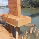 Motoristas ignoram interdição e passam por ponte com risco de desabamento; veja vídeo