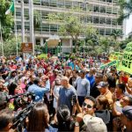 Prefeito se reúne com manifestantes do Contorno Leste e detalha assistência às famílias