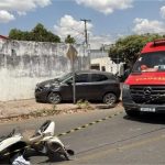 Adolescente de 15 anos em moto morre esmagado entre carro e muro em MT; vídeo