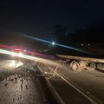 Motorista derruba poste e foge deixando carro em avenida