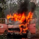 Indígenas reagem à presença de madeireiros e queimam maquinários usados em terra demarcada em MT; veja imagens