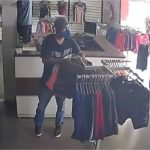 Vídeo: Quadrilha aterroriza em roubo de loja em VG e espanca funcionária