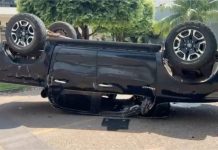 Caminhonete Hilux capota após colisão com Fiat Strada em Sinop