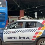 Membros do Comando Vermelho invadem ônibus em rodoviária e matam jovem com tiros no tórax