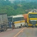 Engavetamento envolve ônibus escolar, carreta e caminhão na BR-163 no Nortão