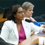 Gisela propõe medidas urgentes contra companhias aéreas por cobranças abusivas em voos no país