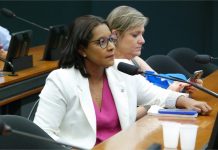 Gisela propõe medidas urgentes contra companhias aéreas por cobranças abusivas em voos no país