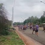 Vídeo flagra briga de motociclista e atletas em corrida em MT