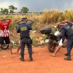 Três adultos são flagrados usando linha chilena em pipa em Várzea Grande