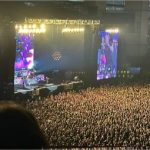 Guns N’ Roses sobe ao palco com atraso e abre show em Cuiabá ao som de ‘Welcome to the Jungle’; vídeos