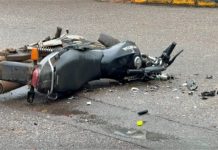 Motociclista invade preferencial, bate contra lateral de ônibus e morre no hospital