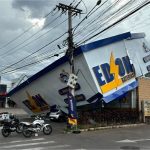 Forte ventania neste sábado derruba fachada de empresa em Várzea Grande