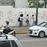 Estudantes do IFMT são flagrados pichando muro da escola; vídeo