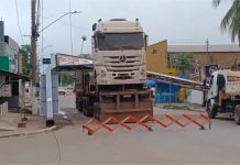 Caminhão com altura acima do permitido derruba portal em Santo Antônio do Leverger; vídeo
