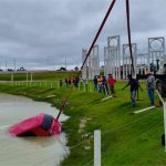 Corpo de Bombeiros Militar faz retirada de carro que caiu em lago