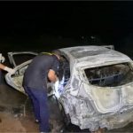 Carro é destruído pelo fogo em Sinop e corpo carbonizado