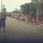 Criminosos com fuzis bloqueiam rua durante resgate de caminhoneiro sequestrado; vídeo