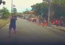 Criminosos com fuzis bloqueiam rua durante resgate de caminhoneiro sequestrado; vídeo