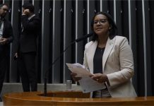 ‘Deepfakes e Deep Nudes podem ser usadas para desqualificar candidatas nestas eleições’, diz Gisela Neste início de 2026, a deputada federal Gisela Simona tem intensificado seus alertas à imprensa, em palestras pelo interior de Mato Grosso, em participações em rádio, TV e podcasts sobre um risco emergente nas eleições: a transformação da inteligência artificial (IA) em arma de desqualificação moral e política contra mulheres. Para ela, essa ameaça pode causar danos irreversíveis à participação feminina na vida pública durante o processo eleitoral de 2026. Líder da bancada feminina do União Brasil e vice-líder do maior bloco parlamentar da Câmara dos Deputados, com 363 integrantes, Gisela tem sido uma das vozes mais ativas no Congresso no combate à violência digital de gênero. Para a parlamentar, o uso de deepfakes e deep nudes não configuram somente crimes cibernéticos, muito antes representam uma intenção clara de desqualificar e excluir mulheres da arena pública. Ela defende publicamente punições mais rigorosas para quem produz ou divulga esse tipo de conteúdo, ressaltando que essas ferramentas buscam não só ferir a honra, mas degradar a participação feminina no debate político. Sob essa perspectiva, Gisela alerta que muitas mulheres, temendo ter sua imagem vinculada a conteúdos pornográficos falsos, podem se afastar da vida pública. “Durante períodos eleitorais, sabemos que deep nudes e deepfakes serão usados massivamente para desqualificar trajetórias, substituindo o debate de ideias pela superexposição dos corpos como conteúdo e objeto”, diz a deputada, ao ainda ressaltar que infelizmente mesmo quando a falsidade for comprovada, o dano à reputação já terá sido feito. “E isso pode sufocar candidaturas femininas antes mesmo que elas comecem de fato”. Desta forma, para Gisela, é urgente assegurar mecanismos que impeçam a propagação dessas mentiras e responsabilizem tanto os autores quanto as plataformas que as amplificam. Assim, leva a proposição para a Câmara, neste retorno aos trabalhos parlamentares, que os próprios provedores de redes sociais sejam compelidos a remover rapidamente esse tipo de conteúdo, sob pena de multas ou outras sanções. “A evolução tecnológica pode ser usada em 2026 para destruir a reputação de candidatas em questão de segundos, muito antes que qualquer checagem de fatos ou decisão judicial consiga reparar o dano no imaginário do eleitorado. A ampla disseminação em redes sociais torna essa agressão contínua no universo digital, deixando marcas duradouras nas trajetórias políticas”. Conforme Gisela, o problema não é a ausência de legislação, pois já existem normas que criminalizam a violência digital contra a intimidade de mulheres. “O que falta”, diz ela, “é a responsabilização efetiva dos sites e de seus autores, que muitas vezes lucram com a produção e disseminação dessas imagens abusivas”. Nesse sentido, a deputada pede novas resoluções do Tribunal Superior Eleitoral (TSE) para 2026, que podem prever cassação de registro ou mandato de candidatos que utilizarem deepfakes para prejudicar adversários. Além de criminalização específica do deep nude, com penas de reclusão de até seis anos, agravadas quando a vítima for mulher. Em consonância com esse alerta político, a ministra Cármen Lúcia, presidente do TSE, destacou esta semana em seminário sobre ‘desinformação, segurança e comunicação no processo eleitoral’, o crescimento perigoso da circulação de desinformação por meio de IAs com a aproximação das eleições. Para ela, essas ações maliciosas buscam gerar descrença e capturar a vontade livre do eleitor, transformando o ambiente digital em um campo de batalha.