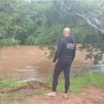 Homem que não sabia nadar salva filha de afogamento, afunda e morre