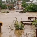 Casa e ponte são arrastadas durante enxurrada em MT e moradores ficam ilhados; assista