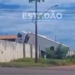Caminhão colide com muro e chama atenção ao ficar suspenso em cidade de MT