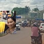 Homem mata a mãe com golpes de faca e é detido após ameaçar tirar a própria vida