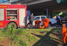 Idoso é resgatado de córrego na Avenida Fernando Correa; vídeo