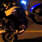 PM dispersa ‘farra’ e jovem é preso após dar grau de moto em fuga e cair no chão