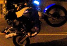 PM dispersa ‘farra’ e jovem é preso após dar grau de moto em fuga e cair no chão