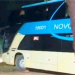 Ônibus desgovernado sem motorista atravessa rodovia e bate em casa em MT