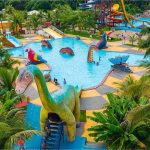 Idoso é preso acusado de abusar de menina de 13 anos em parque aquático