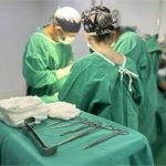 Após morte de um dos bebês, cirurgia separa gêmeos siameses de MT