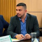 Alvo de operação por aplicar golpes usando nome do filho, mãe de prefeito diz que vai processá-lo; veja vídeos