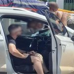 Motociclista fica com cabeça presa ao para-brisa de SUV em batida