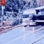 Vídeo: Motorista morre após caminhão guincho escorregar e bater contra carreta em MT