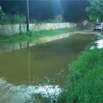 Rua fica alagada após chuva; água invade colégio Mãe Zeferina em bairro de Cuiabá