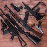 Invasão a rancho termina com casal agredido e arsenal de armas levadas por ladrões