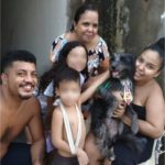 Cão que esperava tutor morto em UPA de Cuiabá reencontra família original