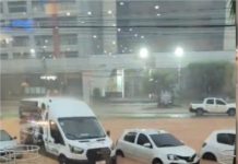 Carros ficam ilhados durante temporal em Cuiabá