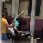 Vídeo mostra homem correndo atrás da ex com pedaço de pau e sendo espancado em praça