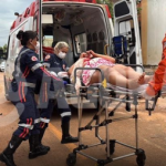 Mulher leva ‘garrafada’ na cabeça após dançar com homem casado em bar