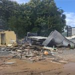 Caminhoneiro perde o controle, atinge borracharia e morre carbonizado em MT