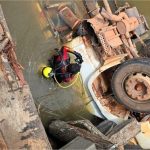 Caminhão cai de ponte, mulher fica presa na cabine e morre afogada